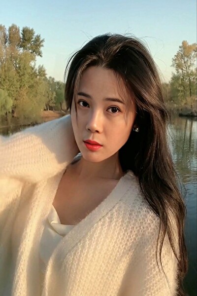 フラワーアレジメントが大好きなベトナム女性30代（TH24352）